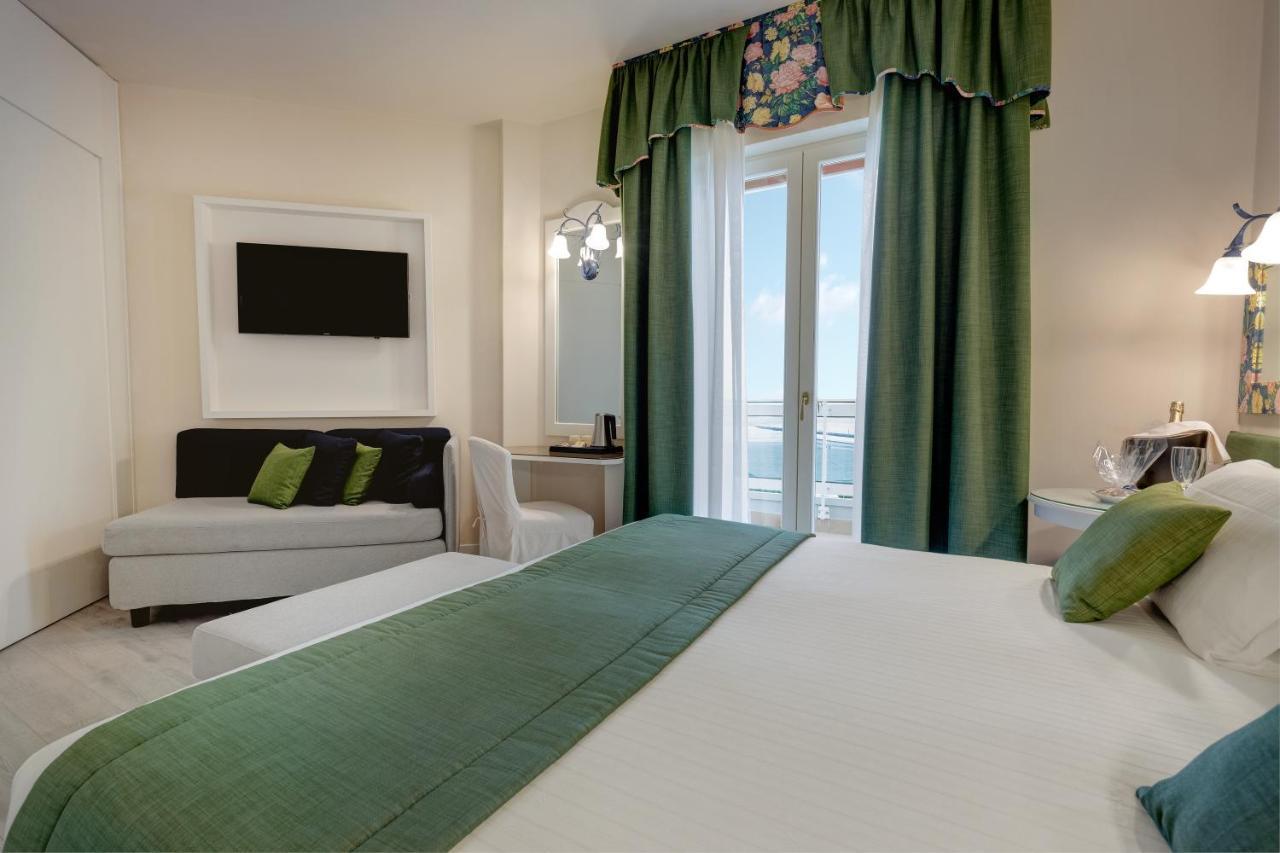 Hotel Cavalieri Palace & Suites Lido di Jesolo Exteriör bild