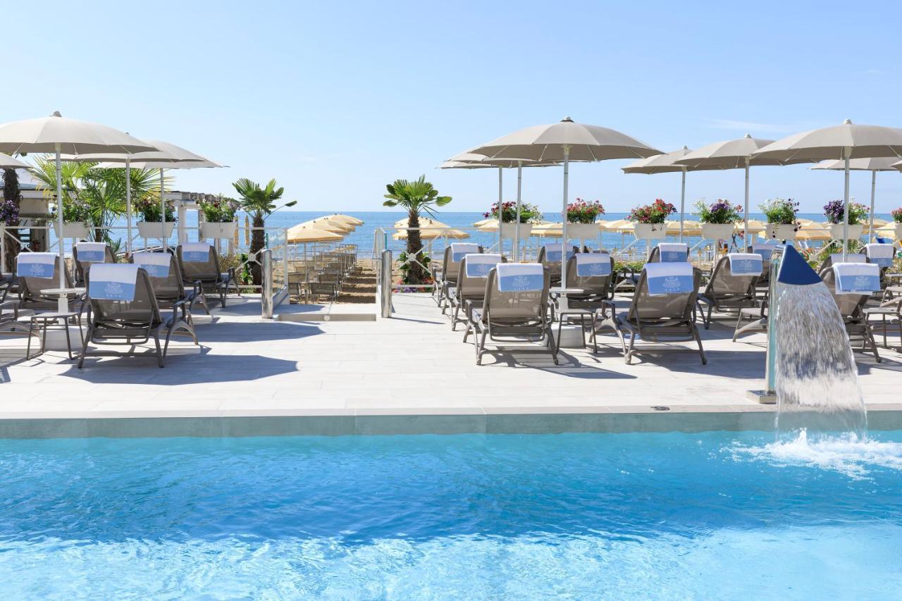 Hotel Cavalieri Palace & Suites Lido di Jesolo Exteriör bild