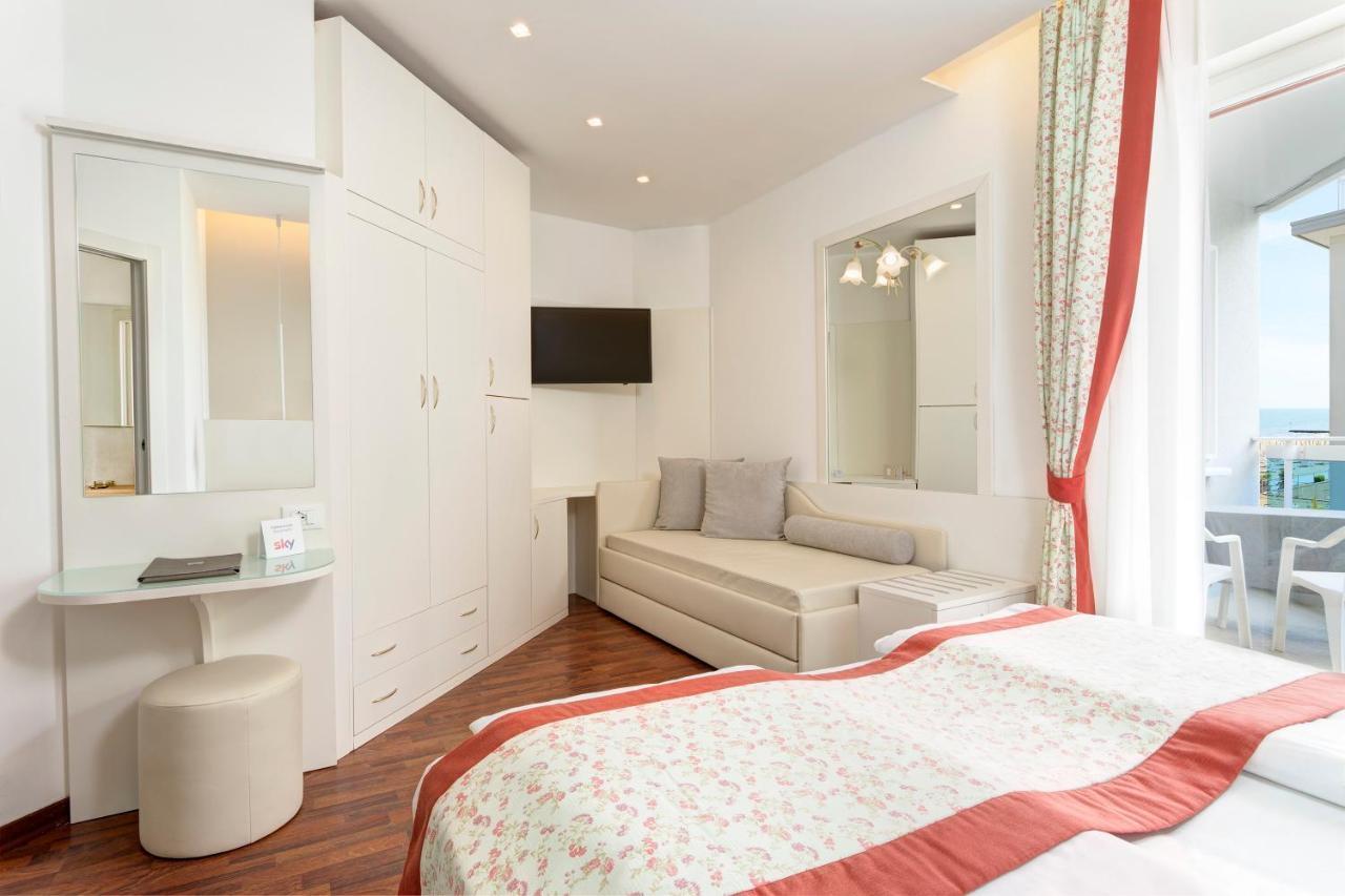 Hotel Cavalieri Palace & Suites Lido di Jesolo Exteriör bild