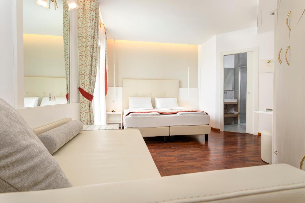 Hotel Cavalieri Palace & Suites Lido di Jesolo Exteriör bild