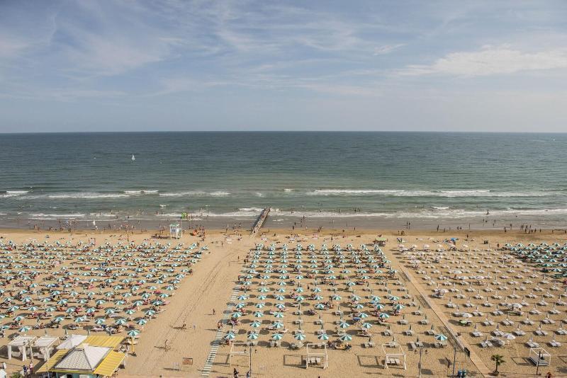 Hotel Cavalieri Palace & Suites Lido di Jesolo Exteriör bild