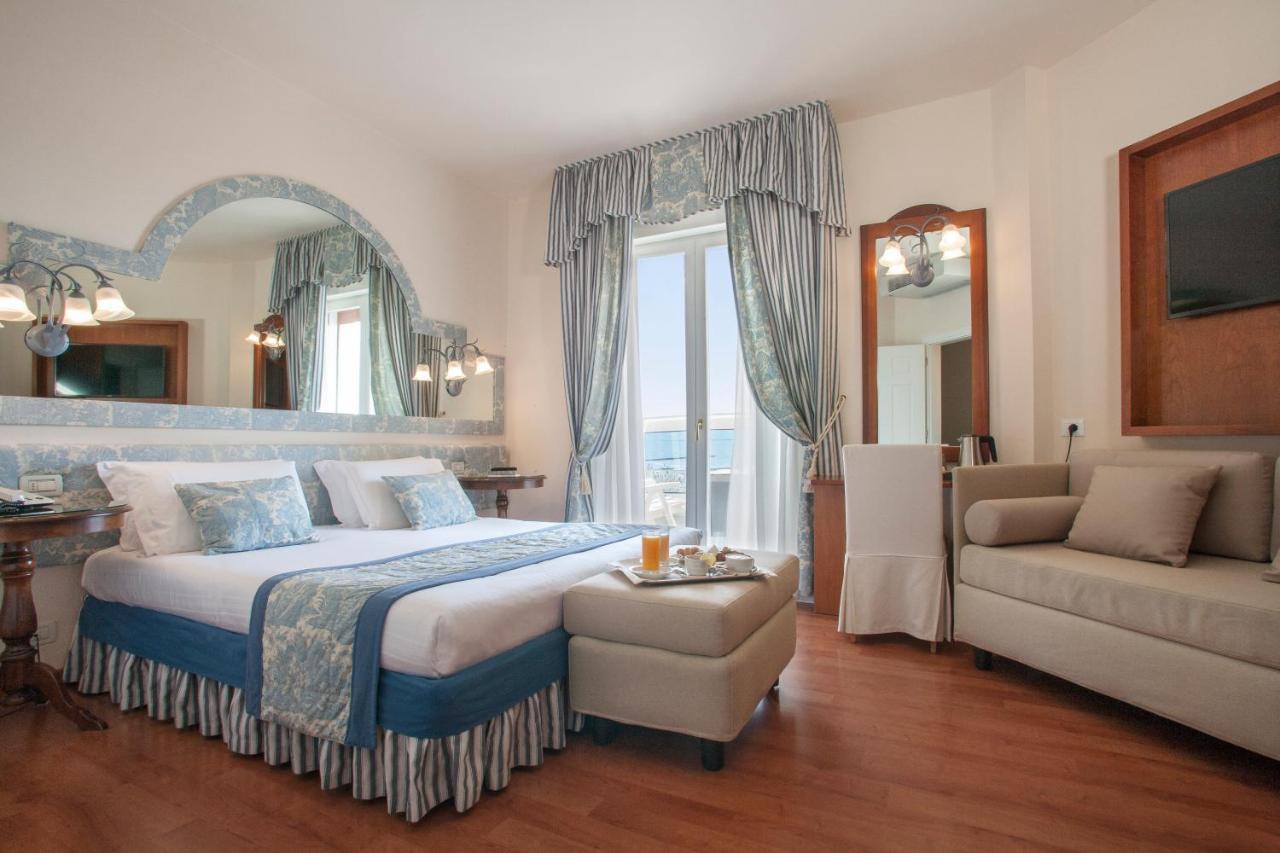 Hotel Cavalieri Palace & Suites Lido di Jesolo Exteriör bild