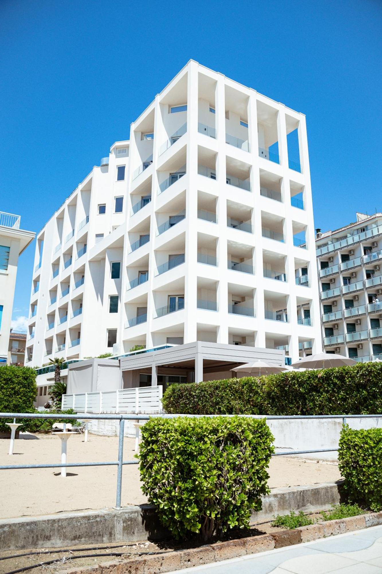 Hotel Cavalieri Palace & Suites Lido di Jesolo Exteriör bild