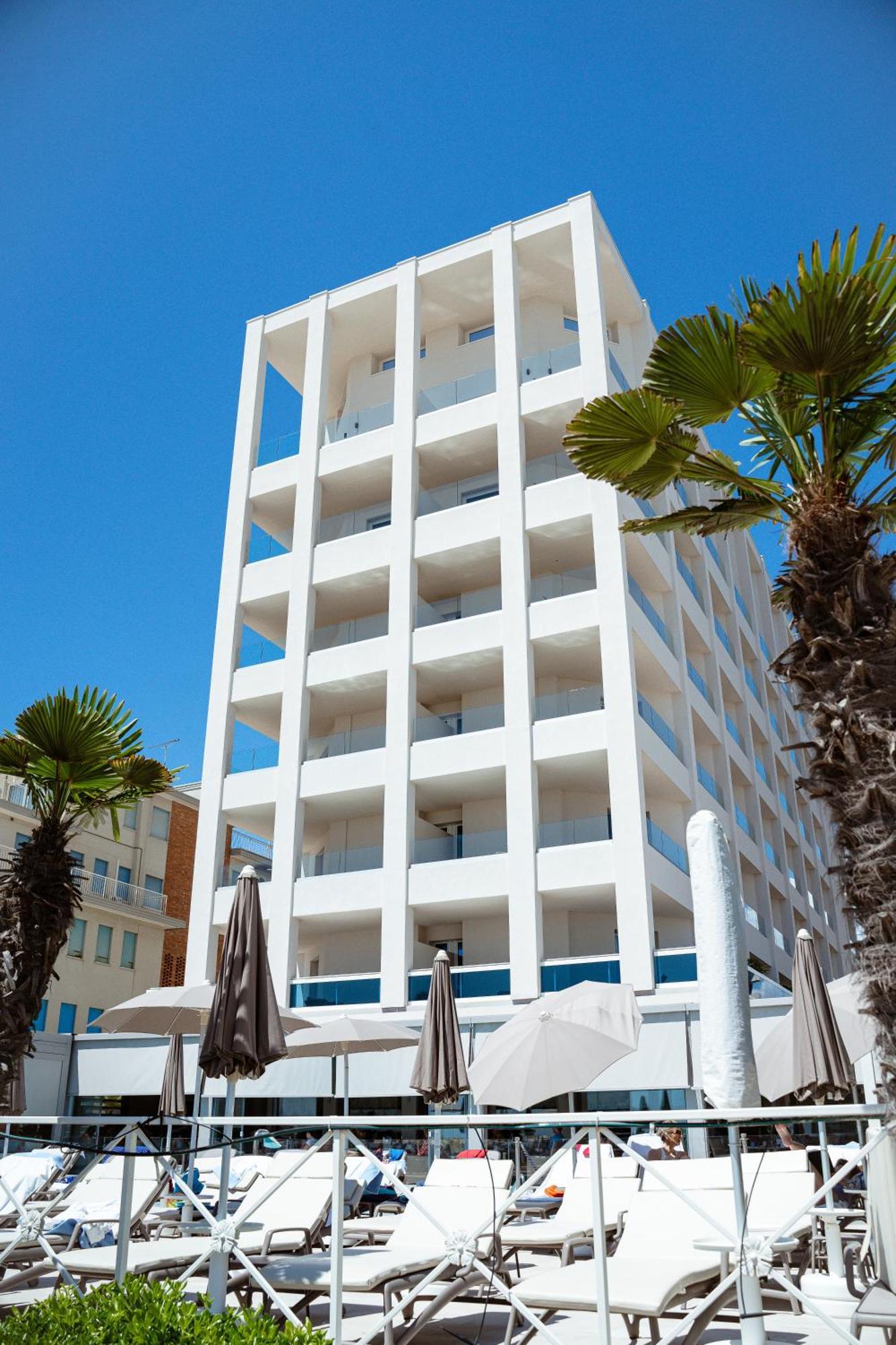 Hotel Cavalieri Palace & Suites Lido di Jesolo Exteriör bild