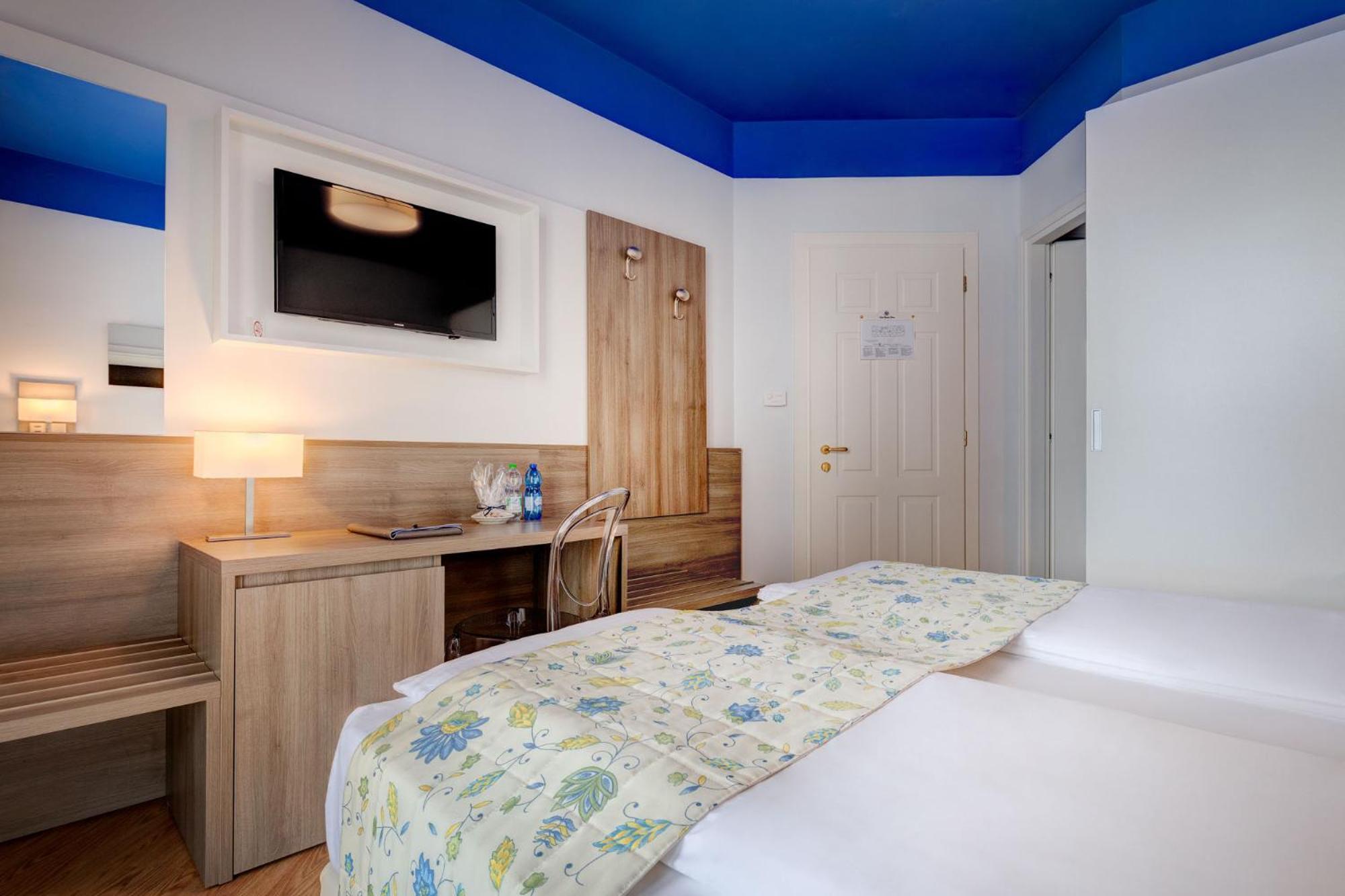 Hotel Cavalieri Palace & Suites Lido di Jesolo Exteriör bild