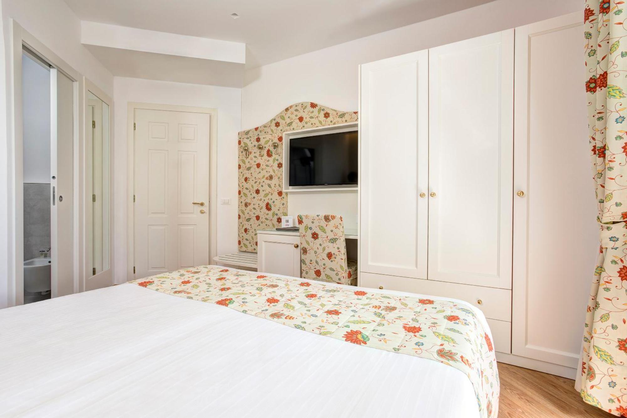 Hotel Cavalieri Palace & Suites Lido di Jesolo Exteriör bild