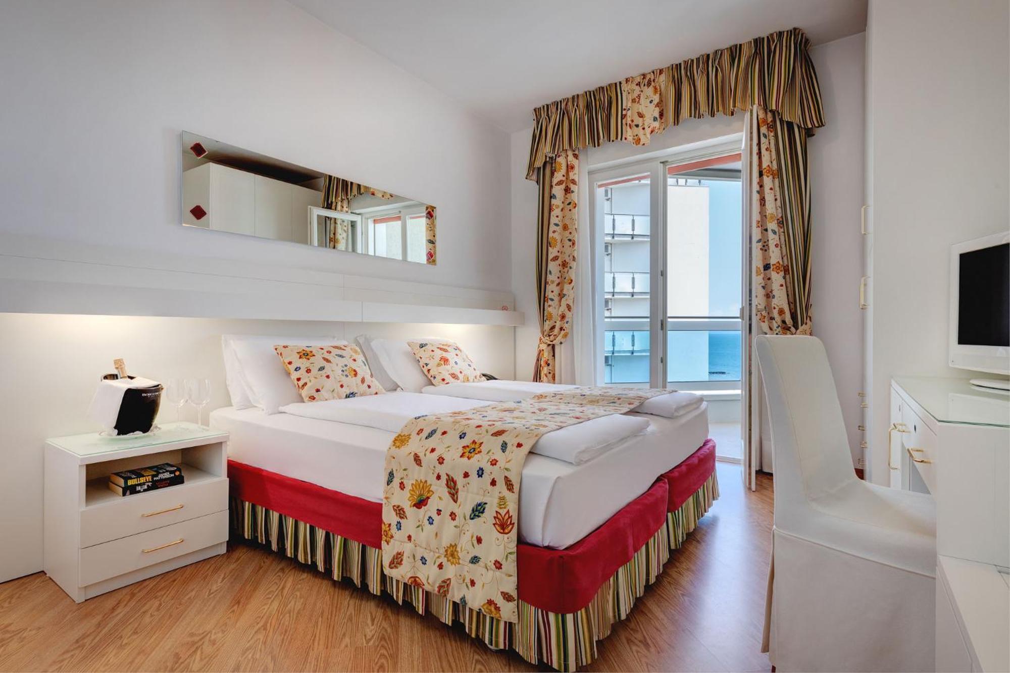 Hotel Cavalieri Palace & Suites Lido di Jesolo Exteriör bild