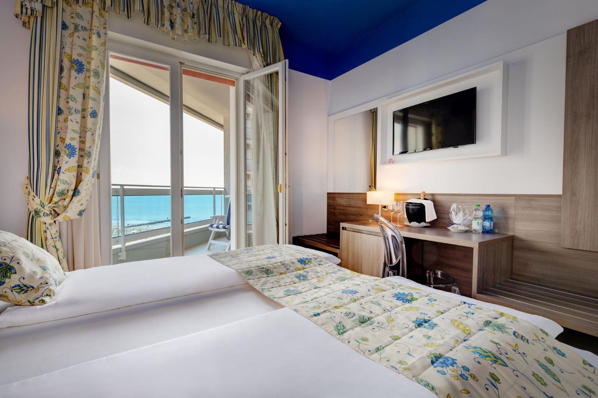 Hotel Cavalieri Palace & Suites Lido di Jesolo Exteriör bild