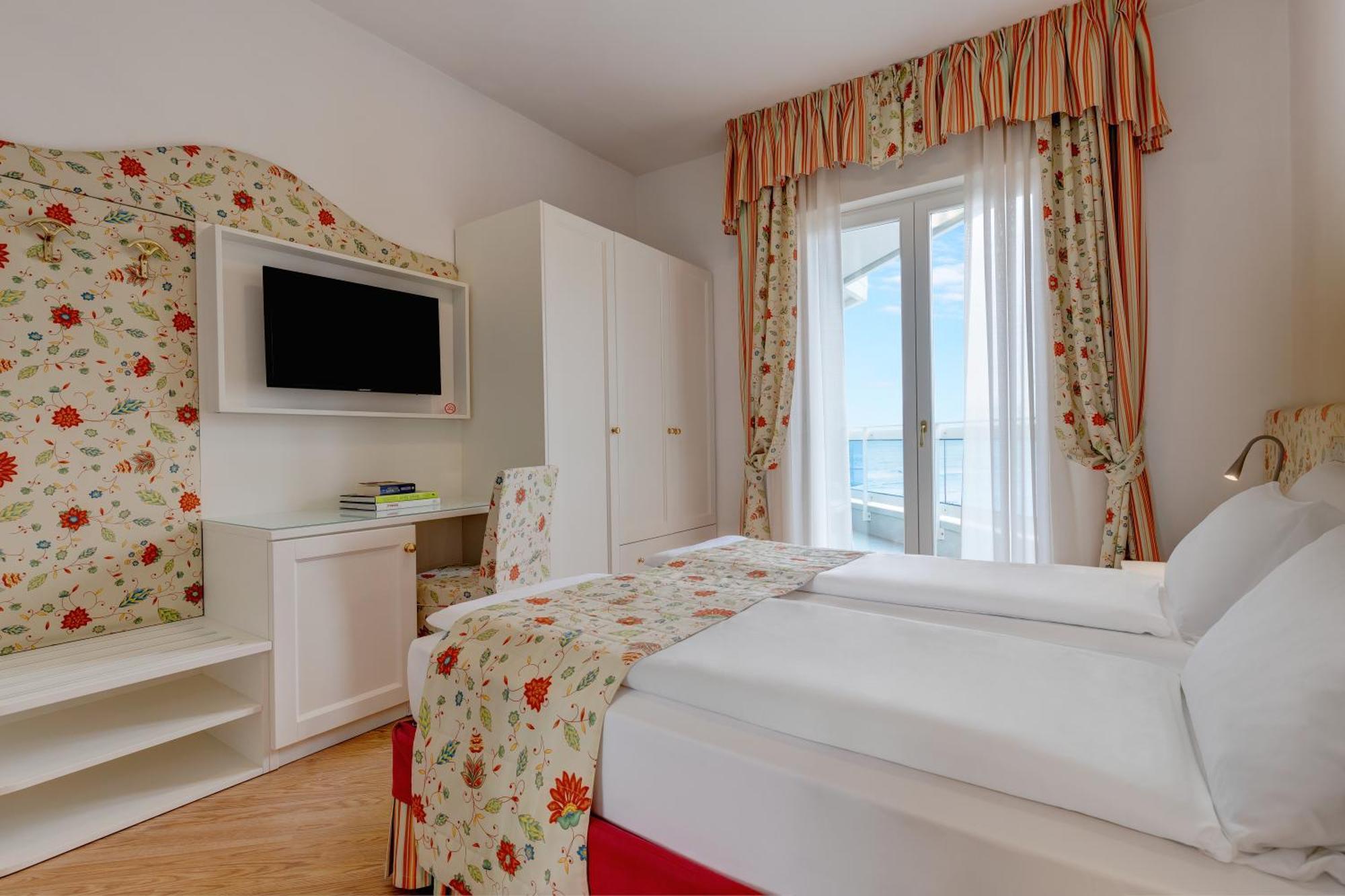 Hotel Cavalieri Palace & Suites Lido di Jesolo Exteriör bild