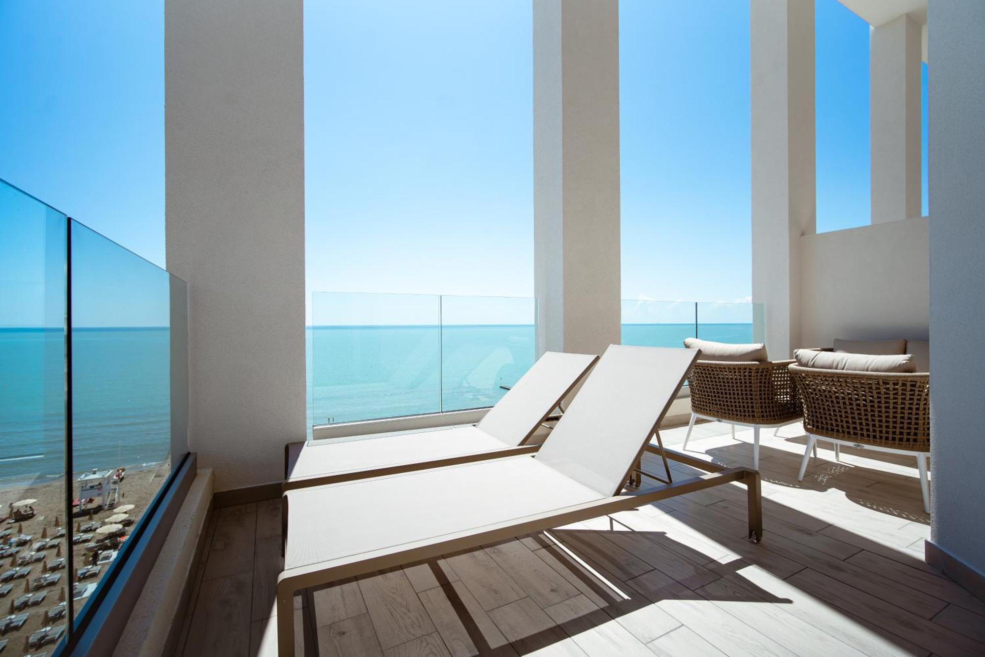 Hotel Cavalieri Palace & Suites Lido di Jesolo Exteriör bild