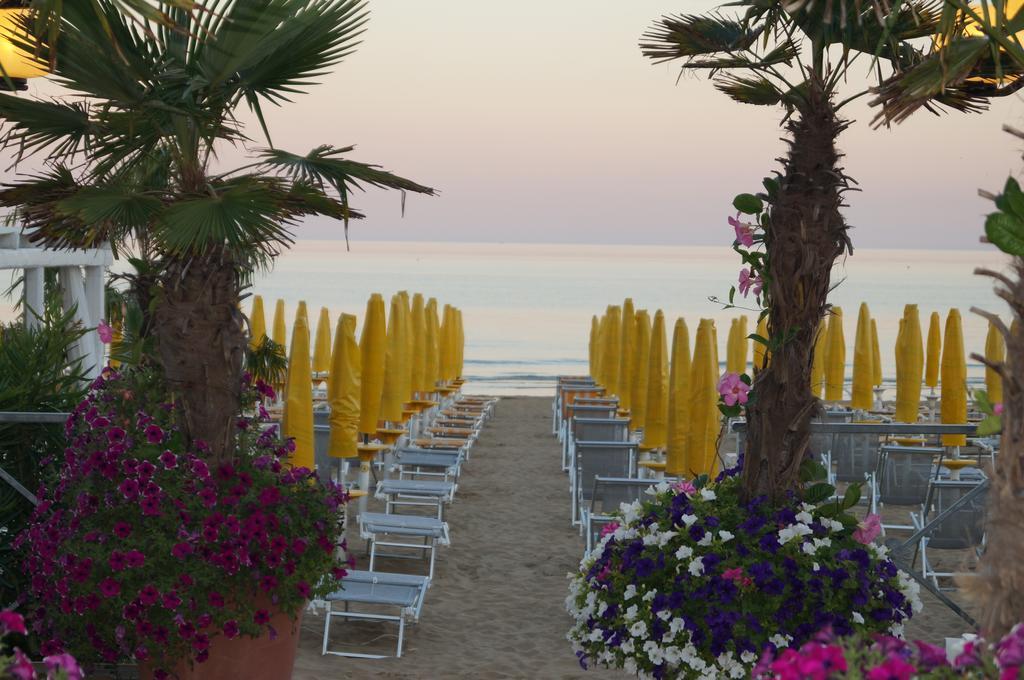 Hotel Cavalieri Palace & Suites Lido di Jesolo Exteriör bild